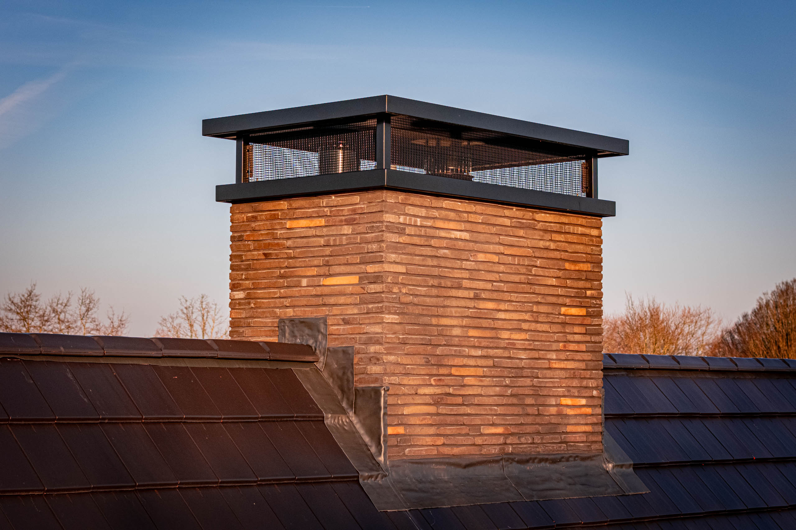 schoorsteen dubbele kap met vonkengaas sneek